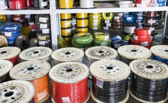 Korzyści ze współpracy z elektrotechniczną hurtownią dla małych firm