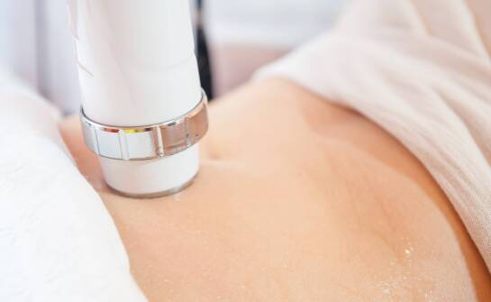 Dlaczego kobiety wybierają iniekcyjną lipolizę do modelowania bioder?