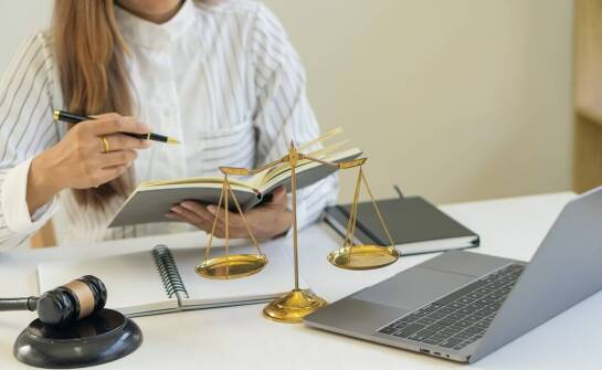 Jakie są zalety korzystania z pomocy prawnej online przy dochodzeniu roszczeń?