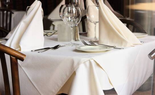 Jakie rozmiary gastronomicznych obrusów najlepiej sprawdzają się w restauracjach?