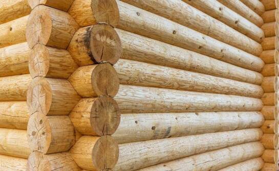 Naturalne materiały w budowie domów z bali i ich wpływ na zdrowie mieszkańców