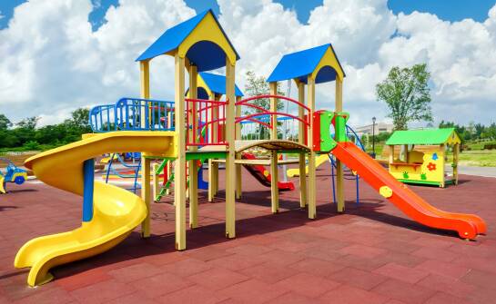 Wpływ warunków atmosferycznych na trwałość gumowego podłoża na placu zabaw