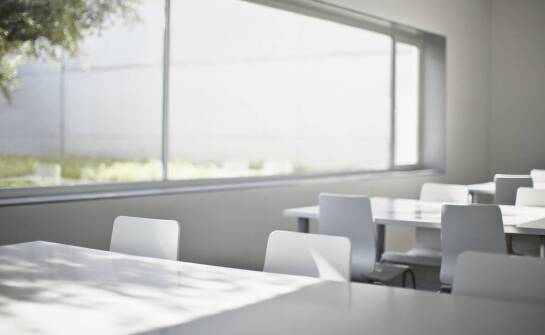 Jak dwukolorowe meble mogą odmienić wygląd pracowniczej stołówki?