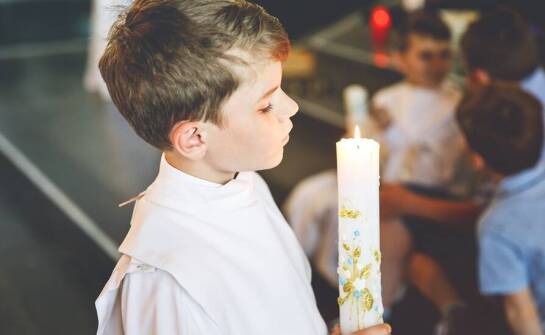 Personalizacja ozdób na świecę komunijną: wyjątkowy akcent