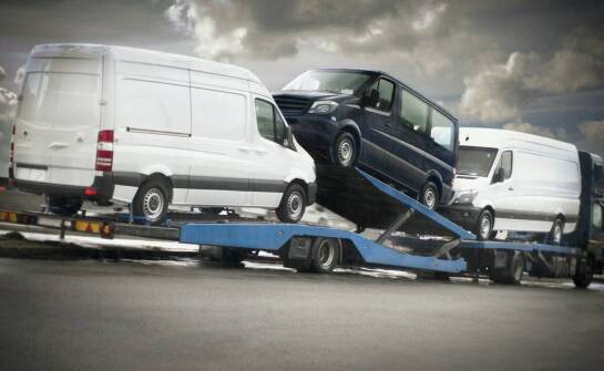 Kluczowe cechy samochodowych lawet dla branży transportowej