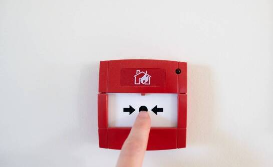 Jakie funkcje pełnią ręczne pożarowe ostrzegacze w systemach bezpieczeństwa?