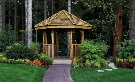 Jakie korzyści niesie organizacja spotkań w chatce grillowej podczas wyjazdu?