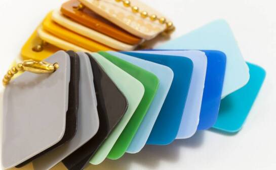 Jakie materiały najlepiej nadają się do produkcji reklamowych kasetonów?