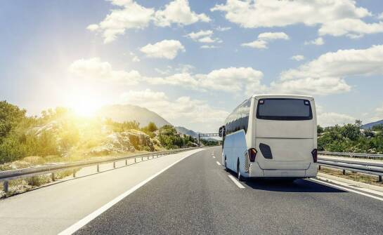 Wynajem autokaru do organizacji transportu na letnie i zimowe kolonie