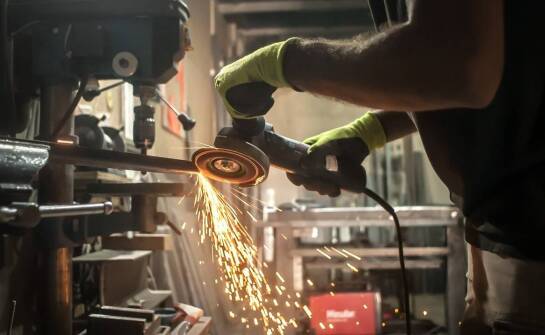 Ocieplony garaż blaszany jako przestrzeń dla hobbystów – jak ją zagospodarować?