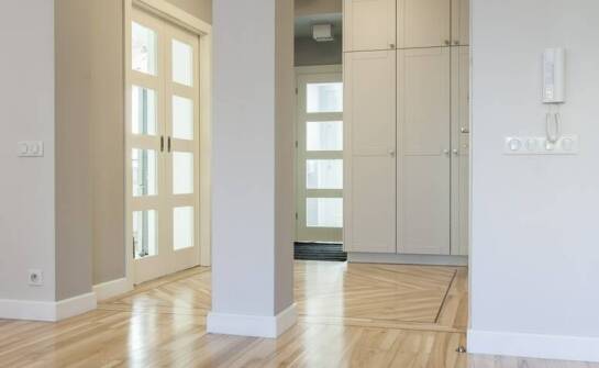 Zalety zastosowania listew wykończeniowych z drewna w aranżacji wnętrz