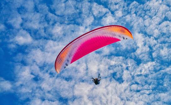 Skoki tandemowe: co warto wiedzieć o bezpieczeństwie i certyfikatach dla instruktorów?