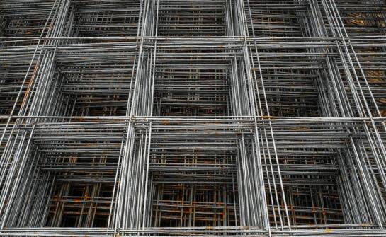Wpływ tkanej siatki stalowej na bezpieczeństwo instalacji przemysłowych