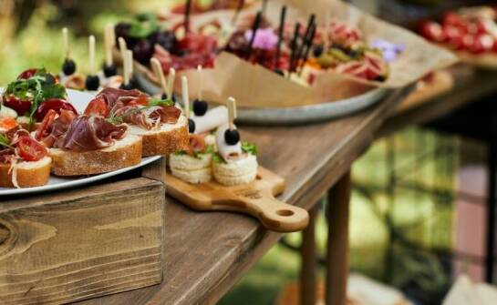 Jak eventowy catering z indywidualnym menu podnosi rangę Twojego wydarzenia?