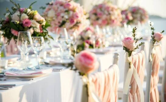Jak przygotować bankietową salę na eleganckie plenerowe imprezy?