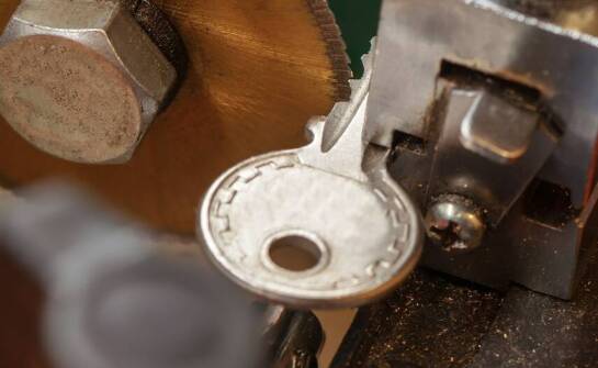 Rola nowoczesnych narzędzi w precyzyjnym dorabianiu kluczyków do samochodów