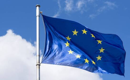 Znaczenie flagowych masztów w budowaniu spójnej wizualnej identyfikacji marki