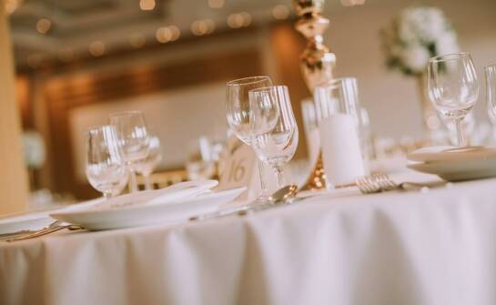 Jak sala bankietowa w Konstancinie Jeziornie może dostosować się do liczby gości?