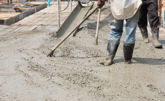 Porównanie kosztów różnych technik wylewania betonowych posadzek