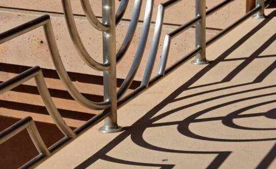 Co wyróżnia nierdzewne balustrady z drewnem spośród innych rozwiązań?