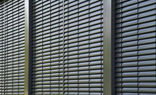 Jakie dodatkowe funkcje mogą mieć nowoczesne zewnętrzne rolety?