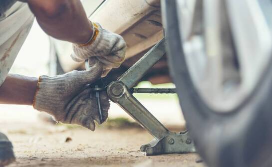 Ręczne narzędzia a hydrauliczne w kontekście odbijania opony z felgi