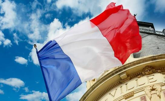 Jak oświetlenie LED wpływa na postrzeganie flagi podczas wydarzeń nocnych?