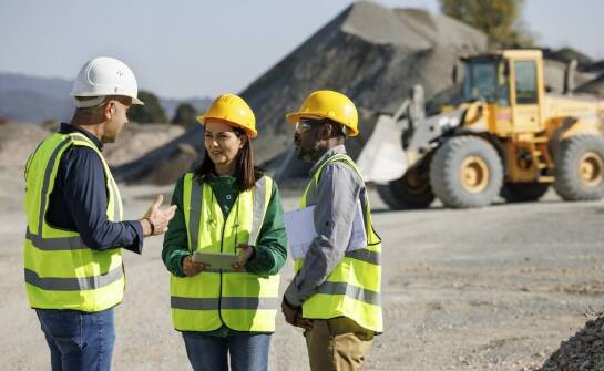 Kluczowe zalety współpracy z hurtownią BHP w zakresie wyposażenia dla pracowników