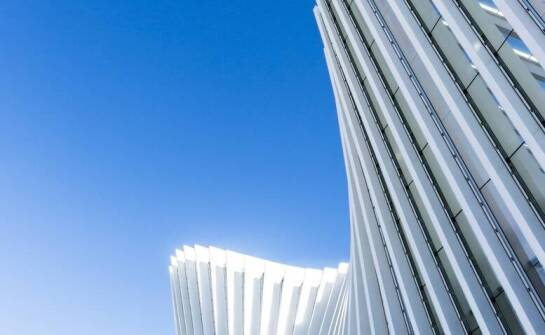 Jak lity poliwęglan wpływa na estetykę nowoczesnych konstrukcji budowlanych?