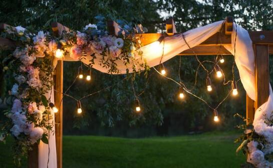 Jak transport i montaż wpływają na koszt wynajmu weselnego namiotu?