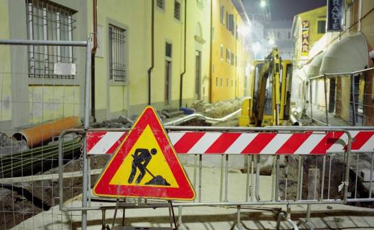 Zastosowanie chodnikowych barierek w zarządzaniu ruchem pieszym