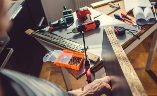 Znaczenie stosowania części od renomowanych producentów przy montażu regałów