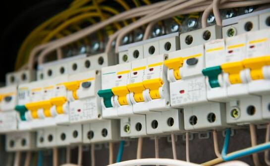 Jak zapewnić ciągłość pracy dzięki topikowym bezpiecznikom 16A?