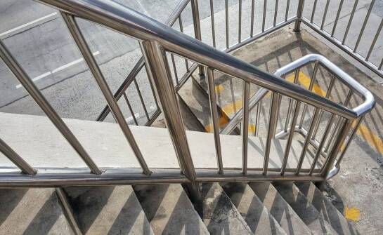 Jak dokładny pomiar schodowej balustrady wpływa na bezpieczeństwo użytkowania?