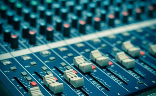 Jakie korzyści przynoszą audio miksery w systemach nagłośnieniowych 100V?