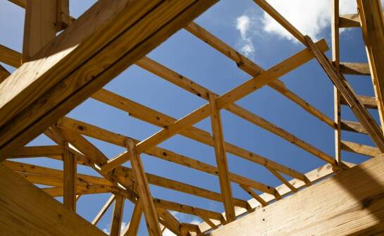 Co warto wiedzieć o trwałości i konstrukcji domów szkieletowych?