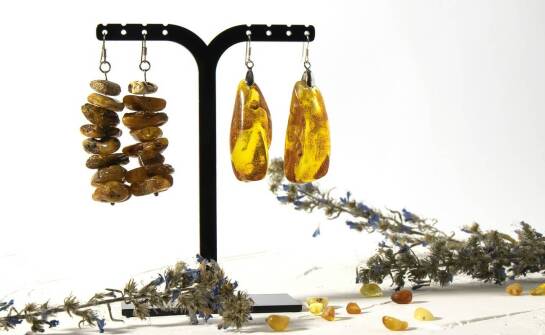 Historia i rozwój artystycznych kolczyków ze szkła – od tradycji do nowoczesności