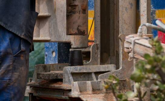 Jak ustalana jest cena czyszczenia kręgowych studni w zależności od warunków lokalnych?