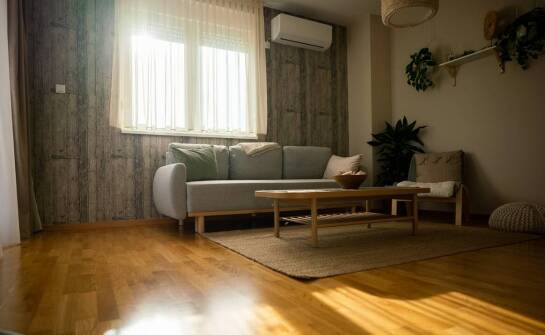 Nowoczesne panele podłogowe na Mokotowie – dlaczego warto je wybrać?