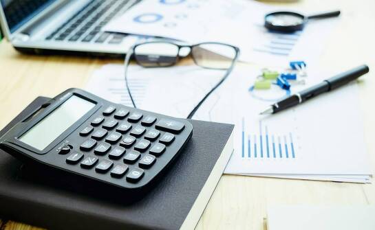 Jak zmieniające się trendy wpływają na cennik usług u rzeczoznawcy?