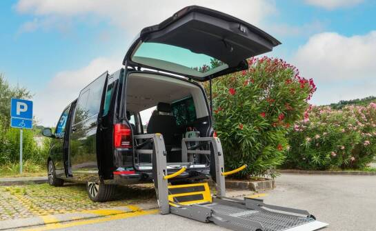 Przewóz osób starszych i niepełnosprawnych: jak "Kamil Przewozy" dostosowuje pojazdy?