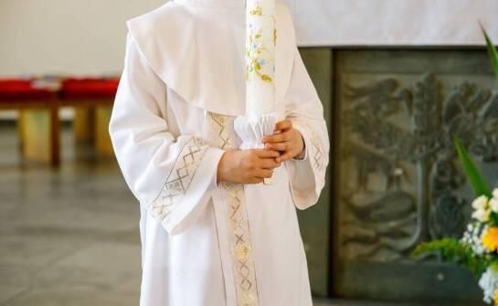 Świeca do komunii jako symbol duchowego przewodnictwa