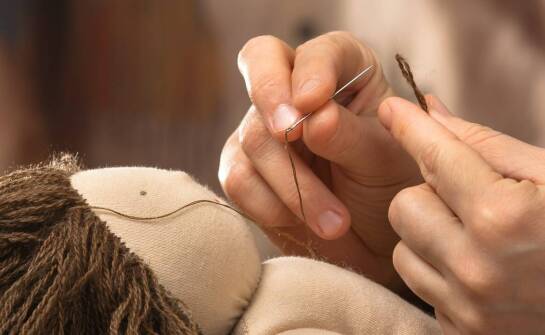 Rzemiosło artystyczne: jak powstają ręcznie robione bożonarodzeniowe szopki?