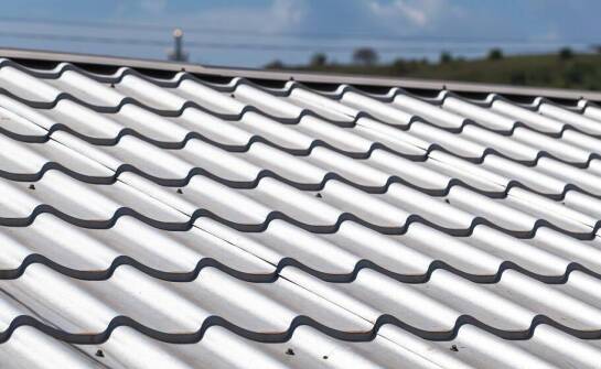 Estetyka i funkcjonalność – jak blachodachówka z posypką zmienia wygląd dachu?