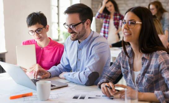 Znaczenie online programów menedżerskich dla młodych specjalistów