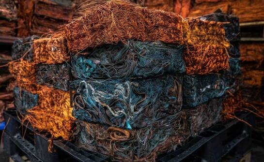 Jak ceny złomu kształtują współpracę z firmami przy odbiorze odpadów?