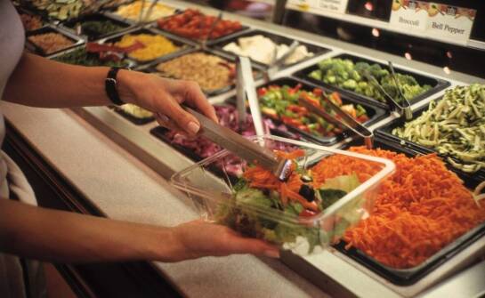 Jakie są wyzwania związane z cateringiem dla szkół w Ślesinie?