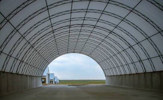 Zastosowanie łukowych hal w przechowywaniu sprzętu rolniczego