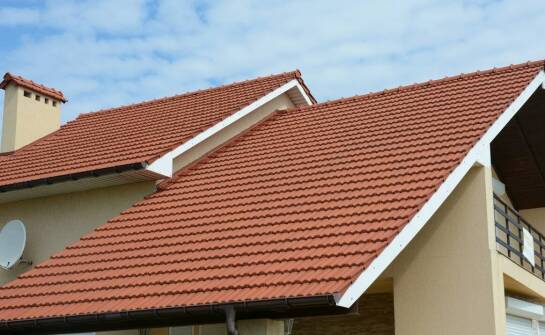 Różnorodność materiałów dachowych – co oferują dachy w Józefosławiu?