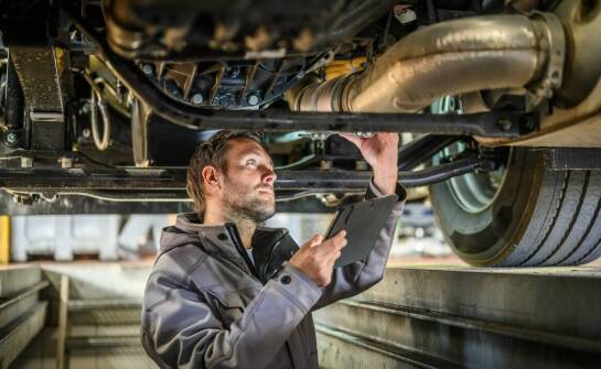Jakie elementy są kontrolowane podczas technicznych badań pojazdów we Wrocławiu?